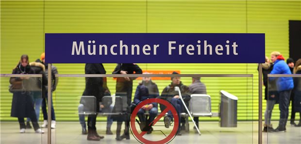 Maskenpflicht in Bayerns Nahverkehr beendet Menschen ohne Atemschutzmasken warten an der U-Bahnstation Münchner Freiheit. Auch in Bussen und Bahnen muss niemand mehr die Maske aufsetzen. Die bayerische Staatsregierung appelliert an die Eigenverantwortung aller.