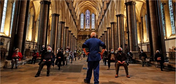 Corona: Licht und Schatten im UK Menschen ruhen sich am Mittwoch in der Kathedrale von Salisbury (Südengland) aus, nachdem sie ihre Corona-Impfung erhalten haben.