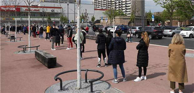 Worauf es bei der Impfkommunikation ankommt Menschen stehen am 3. Mai im Kölner Stadtteil Chorweiler für eine Impfung an. Die Stadt hat dort mit Impfungen in sozialen Brennpunkten begonnen.