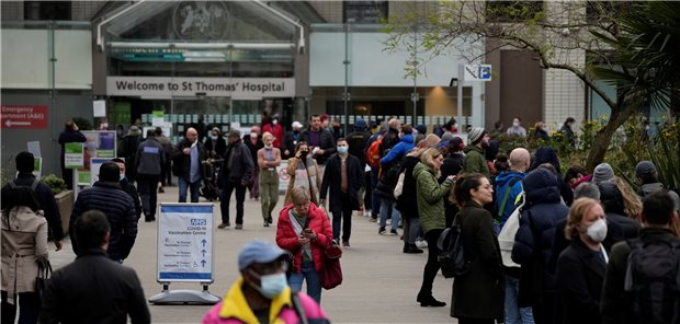Turbo-Impfen in Großbritannien? Hausärzte sind schon am Limit Menschen stehen am Montag Schlange vor dem St. Thomas Hospital in London, um eine Auffrischimpfung zu erhalten.