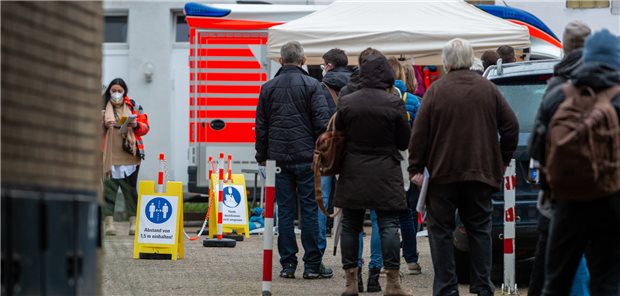 Mobile Corona-Impfteams werden in Niedersachsen eingestellt Menschen stehen bei einer Impfaktion vom mobilen Impfteam in einer Warteschlange an, um sich gegen das Coronavirus impfen zu lassen. Mobile Impfteams in Niedersachsen bieten Impfungen an ungewöhnlichen Orten an. Das Impfangebot gilt für Erstimpfungen, Zweitimpfungen und Auffrischimpfungen. Nun soll es auf Initiative der Bundespolitik und aufgrund gesunkener Nachfrage eingestellt werden.