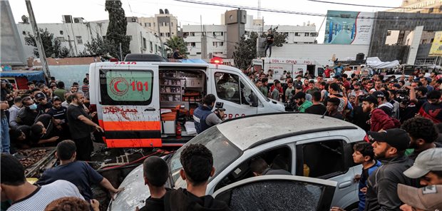 20 von 36 Krankenhäusern im Gazastreifen nicht mehr im Einsatz Menschen versammeln sich in Gaza um einen Krankenwagen.