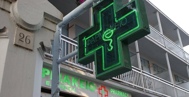 Arzneien nur gegen Bares Menschen warten in einer Apotheke von EOPYY, einem nationalen Träger von Gesundheitsleistungen, in Athen auf ihre Medikamente.