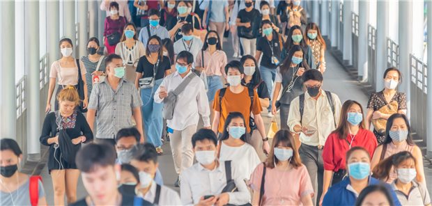 Menschenmassen am Flughafen: Maskentragen ist zwar häufig nicht mehr vorgeschrieben, trotzdem empfiehlt die STIKO in solchen Situationen weiter den Mund-Nasen-Schutz.