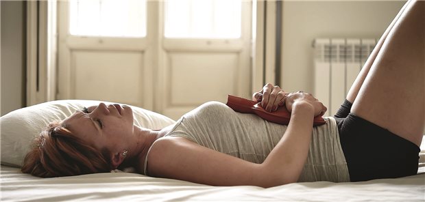 Menstruationsbeschwerden - neben Bauchschmerzen leiden nicht wenig Frauen auch unter Migräne.