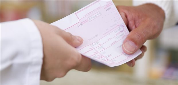 Merkmale, die auf ein gefälschtes Rezept hindeuten, sind zum Beispiel kein originales Rezeptpapier, unübliche Begriffe und eine große Entfernung zwischen der ausstellenden Arztpraxis und dem Patient oder auch der Apotheke.