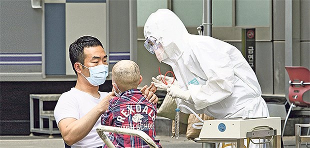 Ein einziger Patient befeuerte die Mers-Epidemie Mers 2015 in Südkorea: Eine Schwester im Schutzanzug untersucht Patienten in Quarantäne.