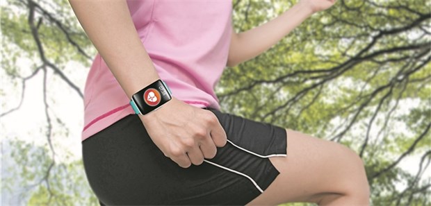 Tarif für Fitte: Versicherungen sehen das noch eher skeptisch Messen der Vitalwerte beim Sport – für Versicherte könnten sich die Daten bezahlt machen.