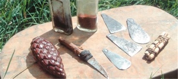 Jeden Tag weltweit 8000 Genitalverstümmelungen Messer, Klingen, Amulette - Vorbereitung für eine Beschneidung von Mädchen in Kenia.