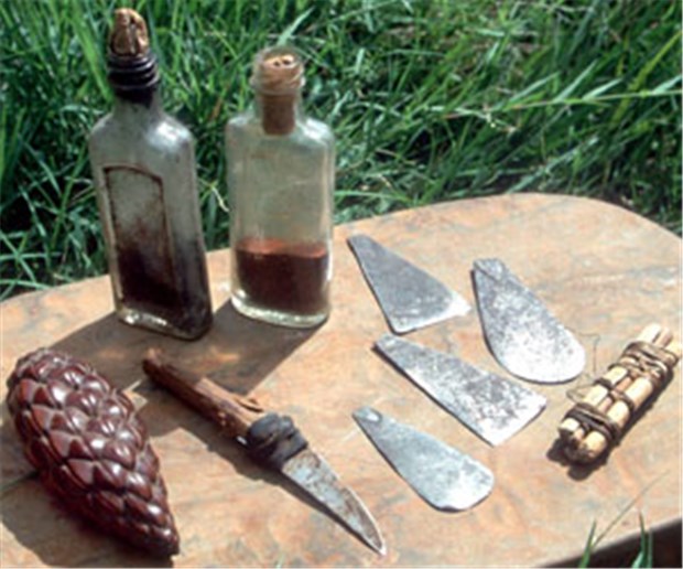 Genitale Beschneidung bei Frauen hat gravierende Folgen Messer, Klingen und Amulette für die Beschneidung von Mädchen in Muranga - aber auch in Deutschland leiden viele Frauen unter genitaler Beschneidung.