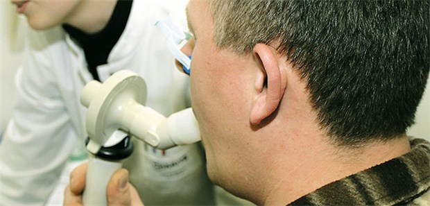 COPD-Check sollte Standard werden Messung der Lungenfunktion: Bei der Spirometrie kommt es auf eine gute Mitarbeit des Patienten an.