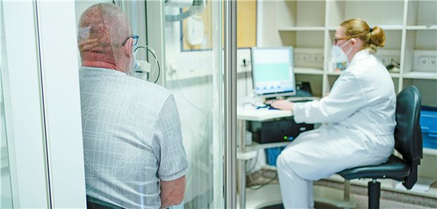 Reha in der Pandemie: Möglich und sicher Messung der Lungenfunktion bei einem nach COVID-19 genesenen Patienten. Uwe Anspach/dpa