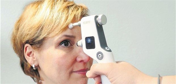 Messung des Augeninnendrucks mittels Rebound-Tonometer.