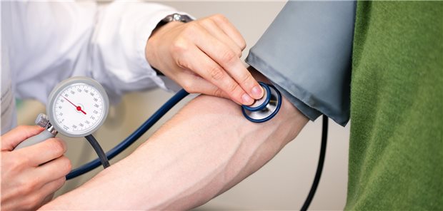 Messung des Blutdrucks (hier im Bild), der Atemfrequenz und Einschätzung einer Bewusstseinstrübung sind drei Punkte, die bei der Diagnosefindung einer Sepsis hilfreich sind.