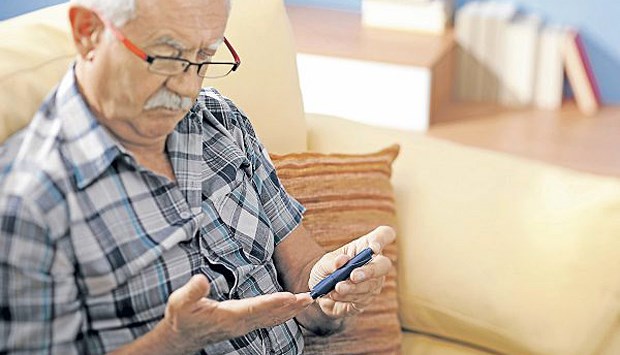 Messung des Blutzuckers. Auch nach den Mahlzeiten sollten hohe Werte vermieden werden.