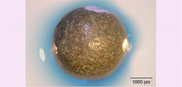 Pilze filtern Medikamente aus Abwasser Metallische Hohlkugel mit Pilzenzymen. Die Enzymreaktion (blaue Corona) ist mit einem Farbstoff sichtbar gemacht.