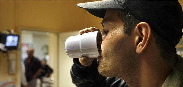 Methadon-Empfänger in einer Einrichtung im Frankfurter Bahnhofsviertel. 81.300 Patienten erhielten 2021 eine Substitutionstherapie. (Archivbild)