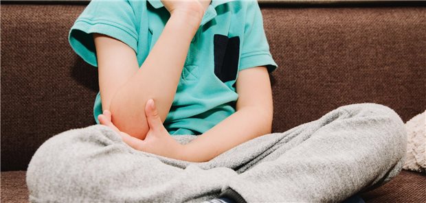 Solange Daten aus kontrollierten randomisierten prospektiven Studien mit Kindern und Jugendlichen nicht verfügbar sind, rät der Kinderrheumatologe Prof. Gerd Honeff beim 19. Rheumatologie-Update-Seminar in Mainz, der oralen Therapie mit Methotrexat den Vorzug zu geben. Denn gerade für jüngere Kinder sei das regelmäßige Piksen sehr belastend.