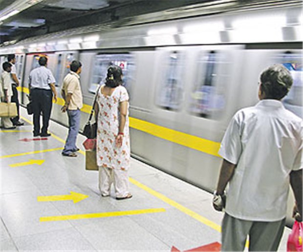Indischer Pharma- und Healthcare-Markt wächst rasant Metro in Neu-Delhi: Mit zunehmendem Wohlstand nähern sich Inder dem Westen an und fragen dessen Produkte, wie Arzneien, nach.