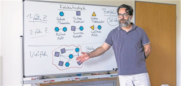 Michael Broszat, MFA und Diabetesberater, gibt einer Gruppe von Patienten eine Ernährungsberatung.