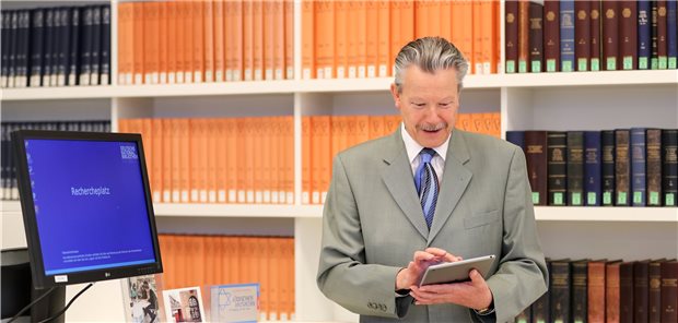 Mehr Platz dank Digitalmedien? Michael Fernau, Direktor der Deutschen Nationalbibliothek in Leipzig und ständiger Vertreter des Generaldirektors, in einem Lesesaal der Bibliothek. Der Bestand von im Moment 36 Millionen Medien umfasst 387 Regalkilometer.