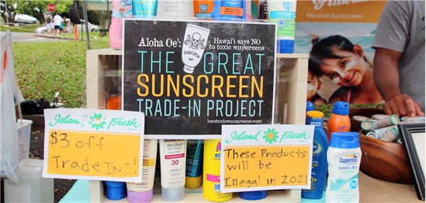 Warum Hawaii Sonnencreme verbietet Michael Koenigs Verkaufs-Stand in Honolulu: Er verkauft auf einem Markt selbst hergestellte Sonnencreme. Auf der Theke sind Produkte aufgestellt, deren Verkauf ab 1. Januar 2021 in Hawaii verboten ist.