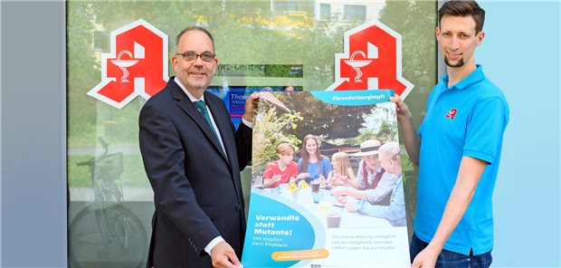 Wie Brandenburg gegen die Impfmüdigkeit ankämpft Michael Ranft (l), Brandenburgs Staatssekretär für Soziales, Gesundheit und Integration, und Apotheker Andreas Butans von der Apotheke im Markt Center mit einem der Plakate, die nun im Land für mehr Impfbereitschaft sorgen sollen.