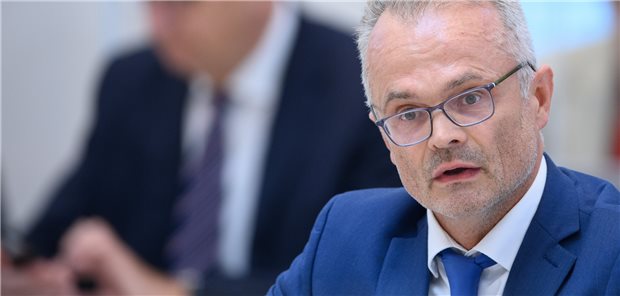 Landtagsabgeordneter Schierack impft gegen COVID-19 mit Michael Schierack (CDU) fordert, Praxen mit mehr Impfstoff auszustatten. Auch die Fachärzte möchten mitimpfen.