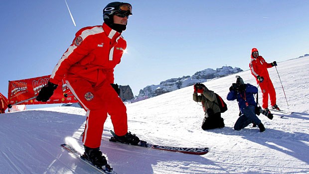 Bluterguss im Gehirn entfernt Michael Schumacher (Archivbild von 2006) trug auch bei seinem schweren Skiunfall am 29. Dezember einen Helm und erlitt trotzdem schwere Schädel-Hirn-Verletzungen. Allerdings: Ohne Helm wäre er nach Expertenansicht sofort tot gewesen.