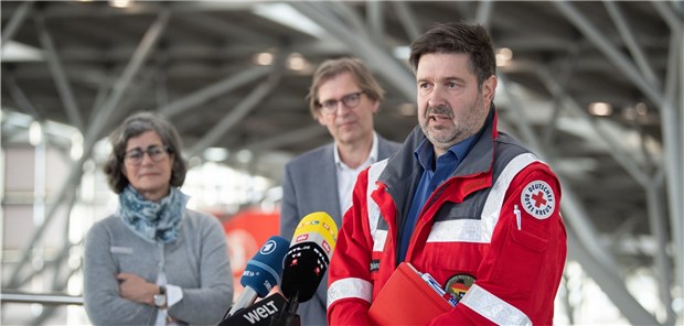 China-Rückkehrer in Stuttgart gelandet Michael Sieland vom Generalsekretariat des Deutschen Roten Kreuzes in Berlin, Stefan Brockmann vom Landesgesundheitsamt Baden-Württemberg, und Dominique Scheuermann, Leiterin des Gesundheitsamtes des Landkreises Esslingen (v.r.), nehmen nach der Ankunft von Rückkehrern aus der Provinz Hubei an einer Pressekonferenz im Flughafen teil.