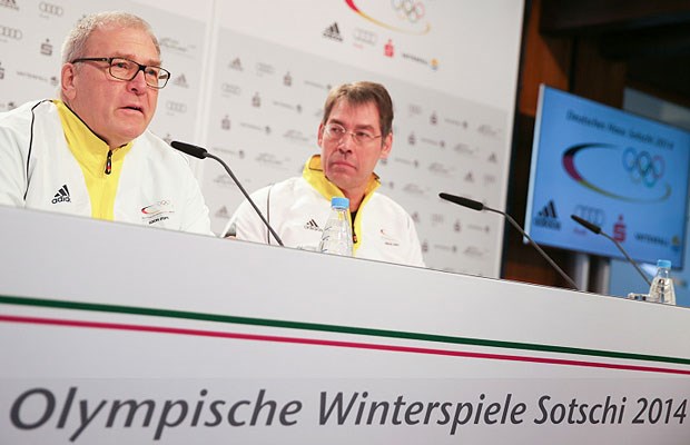 Doping-Streit kurz vor Olympia Michael Vesper (l), Chef de Mission and Kopf der deutschen Olympia-Mannschaft, wehrt sich gegen die Doping-Mutmaßungen eines Molekularbiologen.