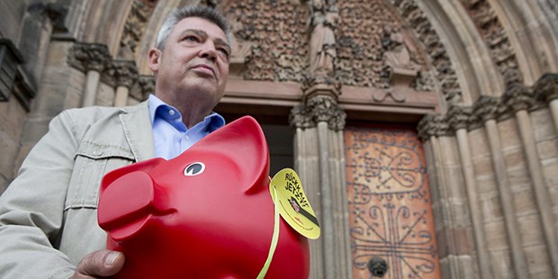 Protest im Gotteshaus Michael Weber, Betriebsrat im Klinikum Marburg, bittet um solidarische Spenden nach dem gesundheitspolitischen Montagsgebet.