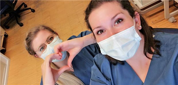 Michaela Bayer (l.) und Sara Loy (r.) möchten ihren Patienten auf der Palliativstation mit Ruhe und Gefühl begegnen. Sara Loy