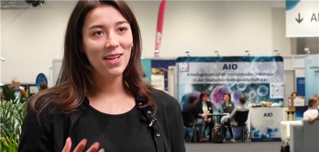 Blut-Hirn-Schranke auf Labor-Chip simuliert Michelle Zimmer im Video-Interview.