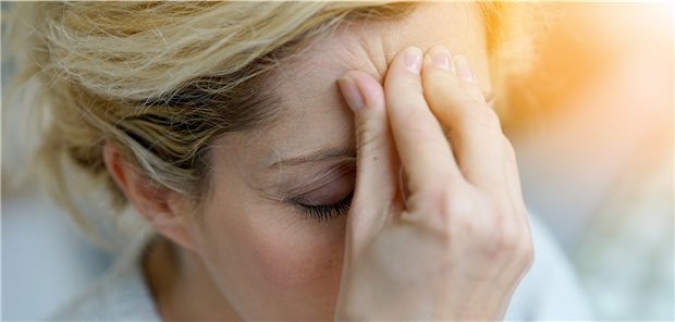 Migräneattacke: Bei Patienten mit begleitender Übelkeit eignet sich besonders die subkutane Injektion eines Triptans.