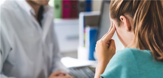 Bei der Migränetherapie trägt der Hausarzt die Hauptlast Migränepatientin beim Hausarzt: Bei schweren Attacken kann manchmal bereits ASS helfen.