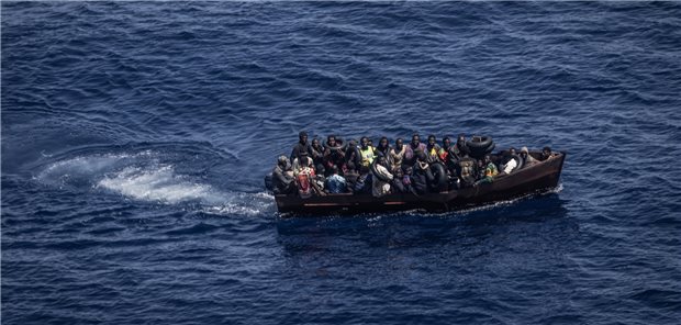 Seenotrettung: „Ärzte ohne Grenzen“ reicht EU-Beschwerde ein Ein voll besetztes Flüchtlingsboot auf dem Meer.