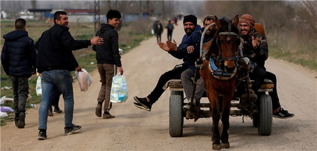 „Ärzte der Welt“ verurteilt Aufhebung von Asylrecht Migranten bei Edirne nahe der türkisch-griechischen Grenze.