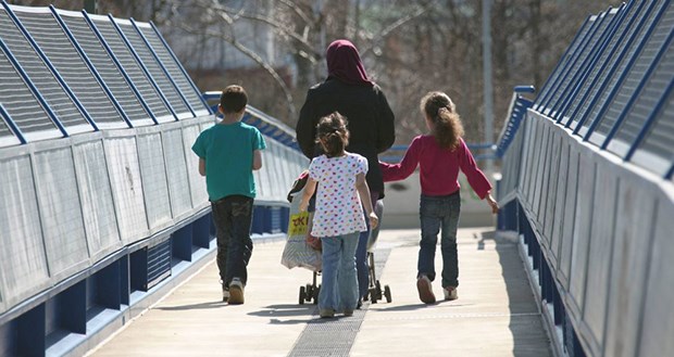 Migranten: Stiefkinder der medizinischen Versorgung Migrantenkinder mit Mutter: Ihre Gesundheitsversorgung ist oft schwierig.