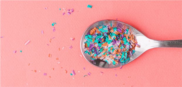 Mikroplastik – Menschen mit entzündlicher Darmerkrankung hatten mehr davon in ihrem Stuhl als Gesunde, berichtet ein Forscherteam aus China.