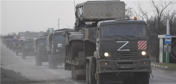 Krieg in der Ukraine: Geschichte wiederholt sich … Militärfahrzeuge auf einer Straße in Armyansk auf der Krim.