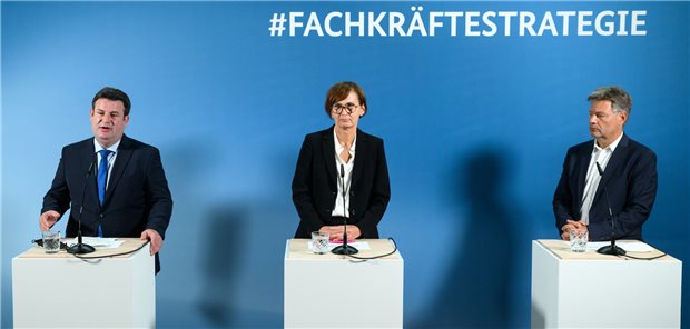 Ausländische Ärzte: Kabinett verabschiedet Fachkräftestrategie Minister-Dreigestirn (v.l.): Hubertus Heil (Arbeit/SPD), Bettina Stark-Watzinger (Bildung/FDP) und Robert Habeck (Wirtschaft/Bündnis 90/Die Grünen) zeichnen für die im Kabinett verabschiedete Fachkräftestrategie der Ampel-Koalition als Ressortchefs verantwortlich.