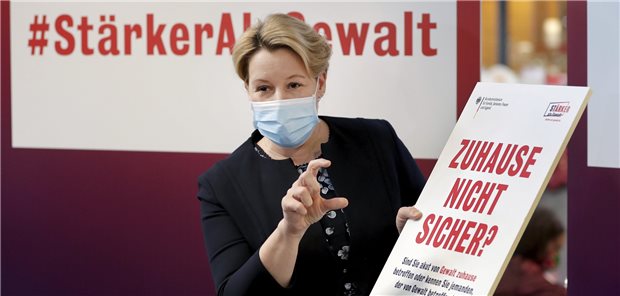 Mit Poster gegen Corona-Gewalt Ministerin Dr. Franziska Giffey mit Kampagnenplakat.
