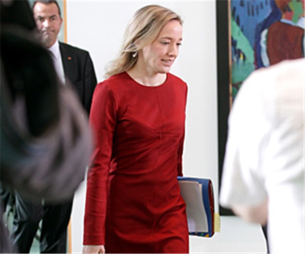 Babylotsen zeigen Eltern den Weg Ministerin Schröder: Förderung für die Familienhebammen.