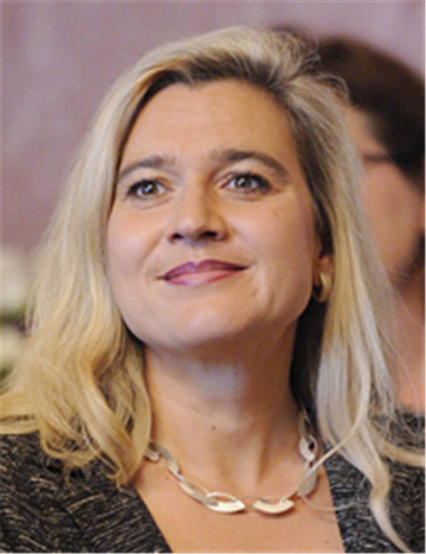 Neue Ministerin mit mehr Macht Ministerin mit Kette: Melanie Huml bei der Ernennung zur Ministerin.