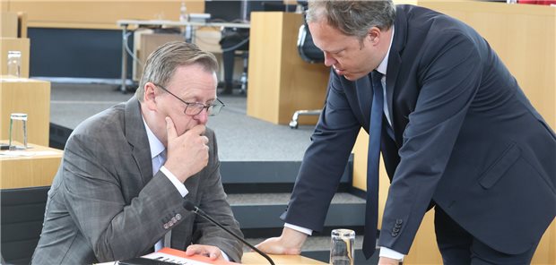 Thüringen schreibt Zuschüsse für Gesundheitsberufe gesetzlich fest Ministerpräsident Bodo Ramelow von der Linkspartei und der CDU-Fraktionsvorsitzende Mario Voigt haben es mit einem einstimmigen Beschluss im Thüringer Landtag geschafft, die umstrittene Rücknahme des Schulgeldes in Gesundheitsberufen an freien Schulen zu entschärfen.