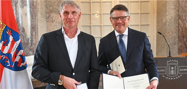 Ministerpräsident Boris Rhein (r.) überreichte den Verdienstorden an Professor Ulf Sibelius.