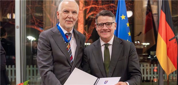 Hessischer Verdienstorden für Frankfurter Pneumologen Thomas Wagner Ministerpräsident Boris Rhein überreicht Professor Thomas Wagner den Hessischen Verdienstorden.