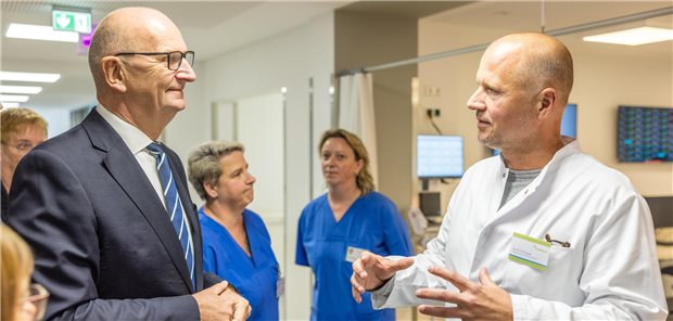 Europas modernste Notaufnahme steht in Cottbus Ministerpräsident Dietmar Woidke (links) im Gespräch mit Tim Flasbeck, Chefarzt der Klinik der Notfallmedizin. Die neue Notaufnahme verfügt über insgesamt 40 Behandlungsplätze und 45 Plätze in einer Holding Area.