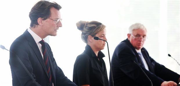 Ministerpräsident Hendrik Wüst, Wirtschaftsministerin Mona Neubaur und Gesundheitsminister Karl-Josef Laumann (v.l.) nach einer Kabinettsitzung.